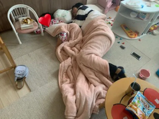 リビングで双子の娘と寝る石田明
