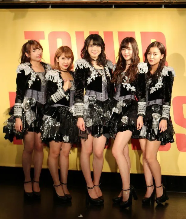 【写真を見る】℃-uteの一員として活躍した岡井千聖(写真左から二人目)