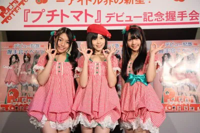 ドラマ内でアイドルユニット「プチトマト」として出演するSKE48のメンバー3人。左から、山田澪花（れいれい役）、間野春香（はるっち役）、木崎ゆりあ（サオリン役） 