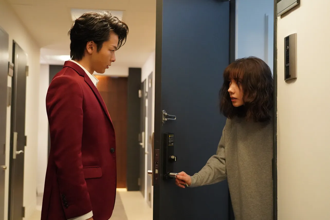 「美食探偵 明智五郎」第4話では、同窓会に来なかった友人を心配した明智が家を訪ね、みどり(仲里依紗)と会う