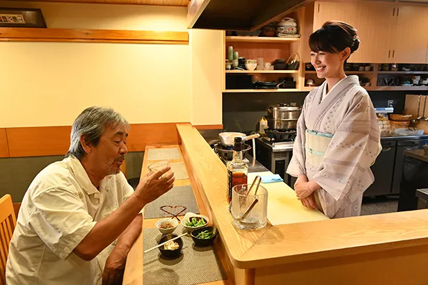 五味(寺尾聰)が思いを寄せる居酒屋「志乃」の店主・志乃(森口瑤子)