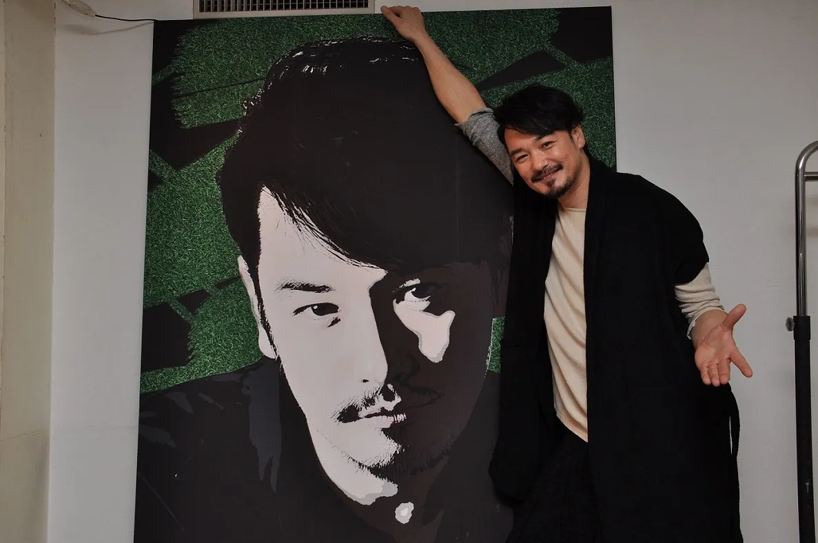 【写真を見る】小田井涼平と巨大な自画像アートの2ショット