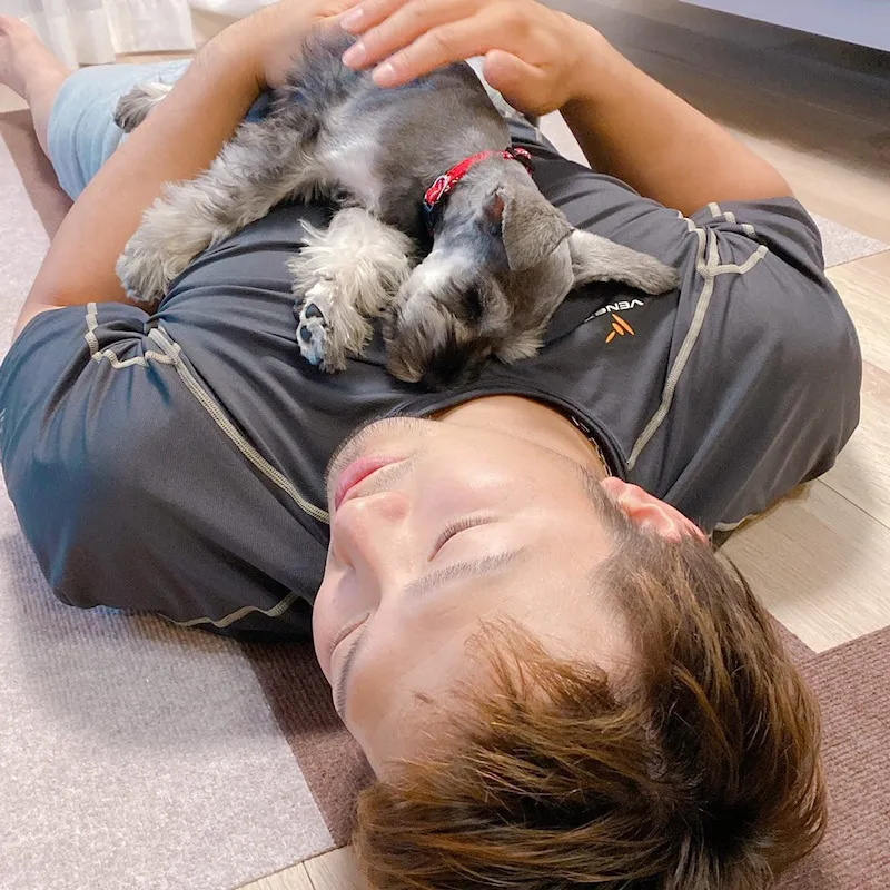 【写真を見る】愛犬との仲良し寝姿を公開した広島東洋カープの鈴木誠也外野手