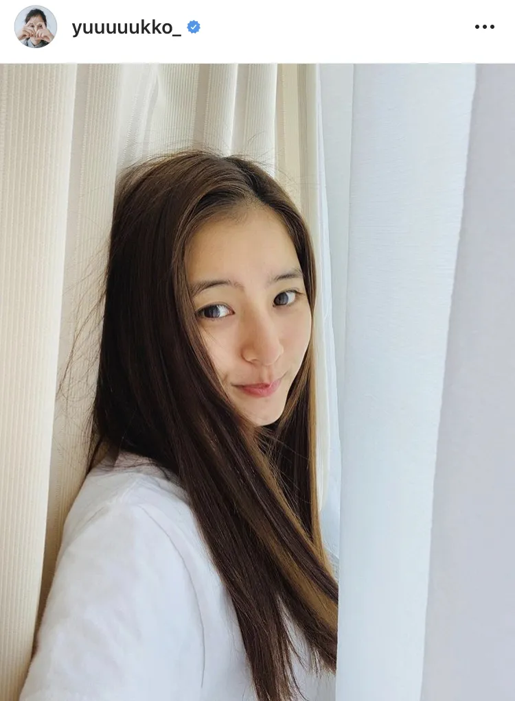 【写真を見る】新木優子、“可愛すぎる”と話題の寝起きSHOT(ほか、雑誌撮影中のオフショットなど)