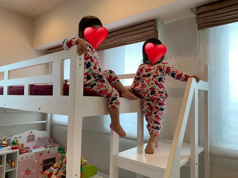 【写真を見る】石田明が組み立てたロフトベッドを気に入った様子の双子の娘たち