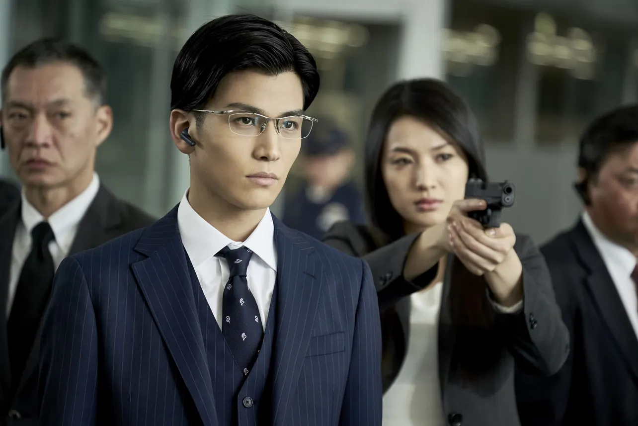 大沢たかおが容疑者役で主演を努める映画「AI崩壊」で、眼鏡に七三分けの警察庁警備局理事官を演じる岩田剛典