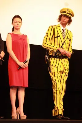 深田恭子はフェミニンなドレスで登場（写真左）
