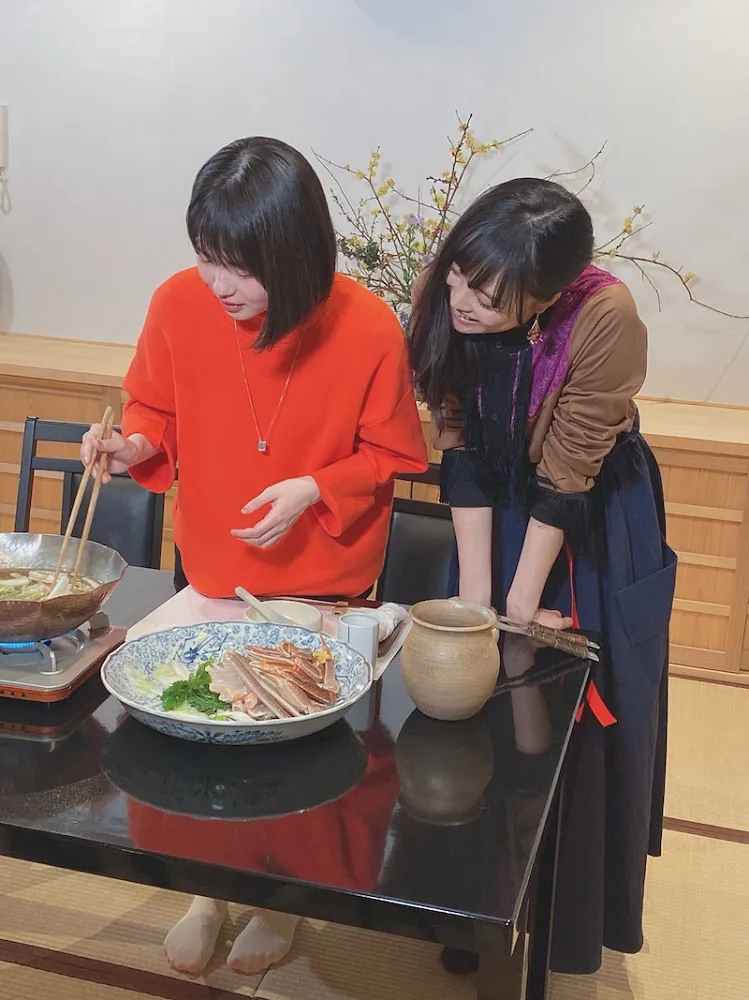 【写真を見る】料理中の大友花恋と山田杏奈(写真左から)