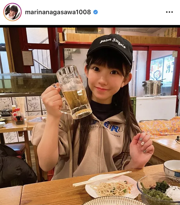 【写真を見る】“合法ロリ”の飲酒画像の他、長澤茉里奈が水着雑巾がけSHOTを公開！