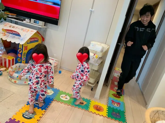 【写真を見る】室内遊びのモットーは「全員が楽しめること！」を実践するノンスタ石田明と双子の娘たち