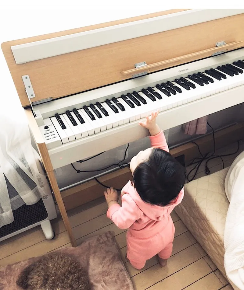 【写真を見る】聖菜は身長ギリギリのピアノに手を伸ばした娘の蘭愛の“ピアニスト姿”を公開