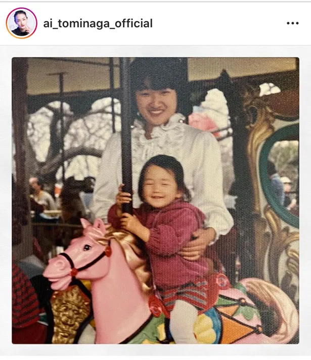 【写真を見る】メリーゴーランドに乗り笑顔を見せる幼い頃の冨永愛と母親の2SHOT