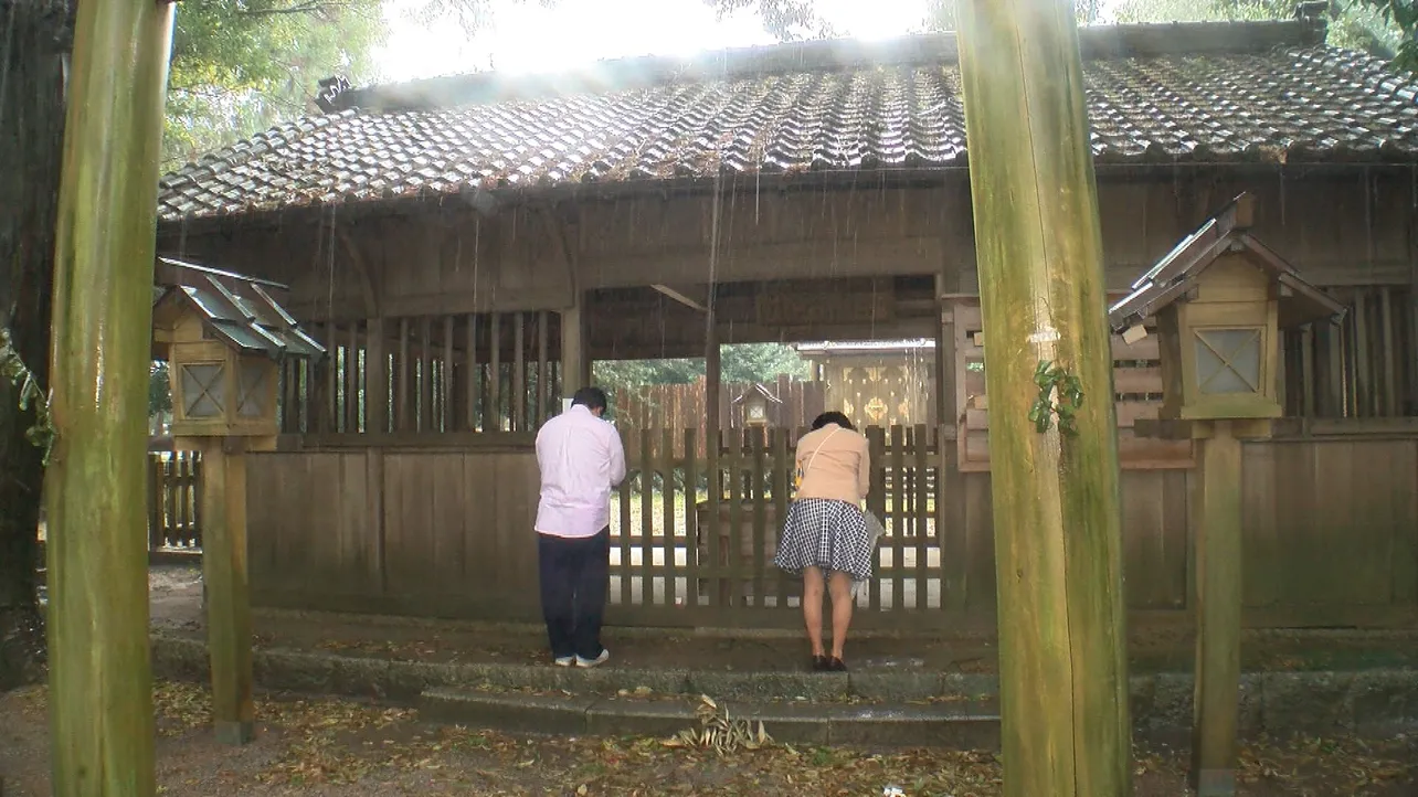 【写真を見る】朽羅神社を参拝する