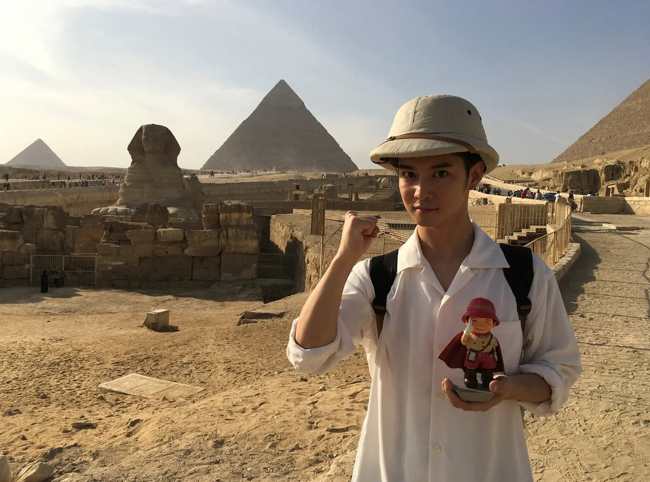 【写真を見る】千葉雄大が“ヒトシ君人形”とエジプトで2ショット！帽子が良く似合う！
