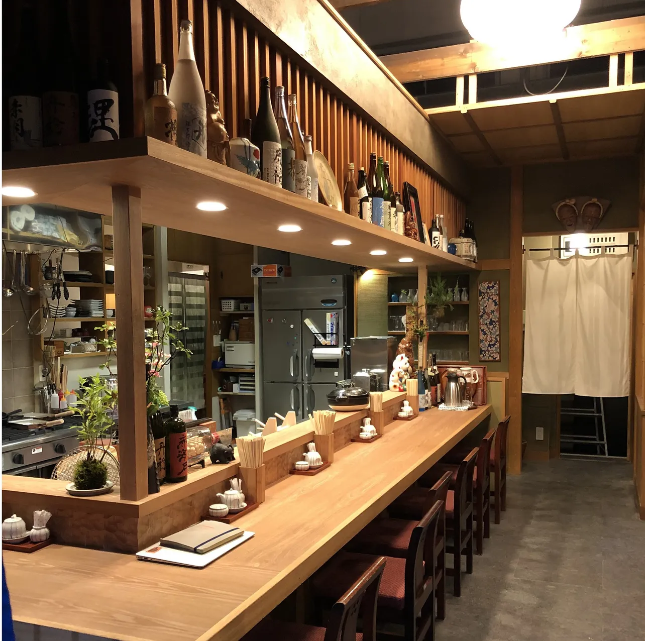京都の路地裏に本当に店を構えていそうな、「のぶ」のリアルなセットにも注目