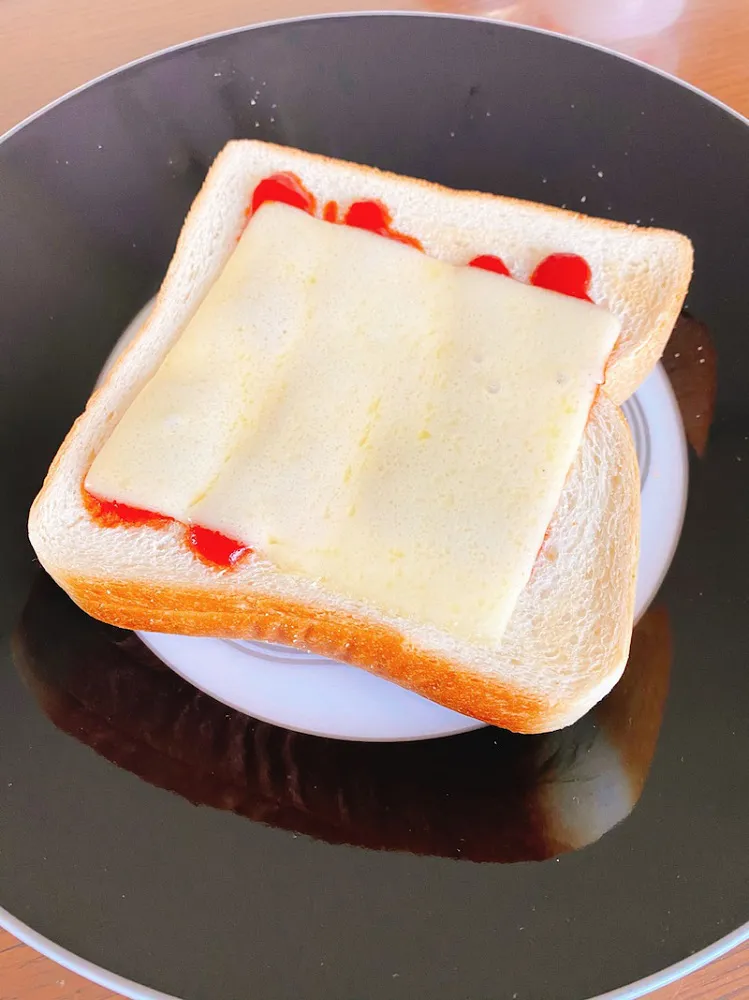 【写真を見る】DAIGO自作のケチャップとチーズのトースト写真を公開