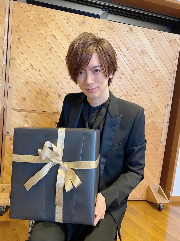 L'Arc～en～CielのHYDEからの誕生日プレゼントの包装を開けるDAIGO