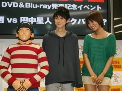 映画「GANTZ」DVD＆ブルーレイ発売記念イベントに登場した本郷奏多（写真中央）、夏菜（同右）、田中星人（同左）