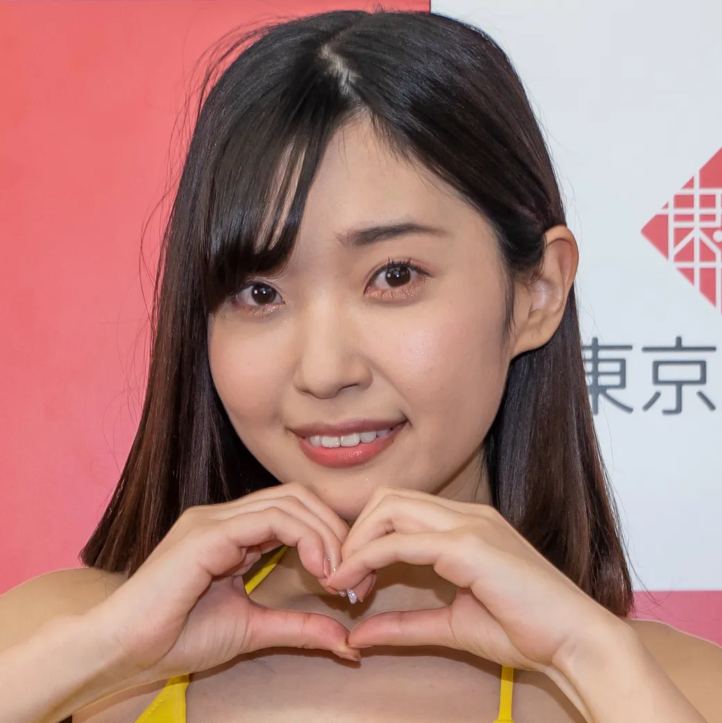 取材に応じたグラビアアイドル佐野礼奈