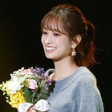 日向坂46佐々木久美、“年上イジり”に困惑「この服着れなくなっちゃう！」