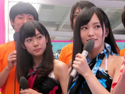 先日行われたNMB48のじゃんけん大会で負けてしまった渡辺と山本（写真左から）「きむら庵に来てリフレッシュできました！」と笑顔