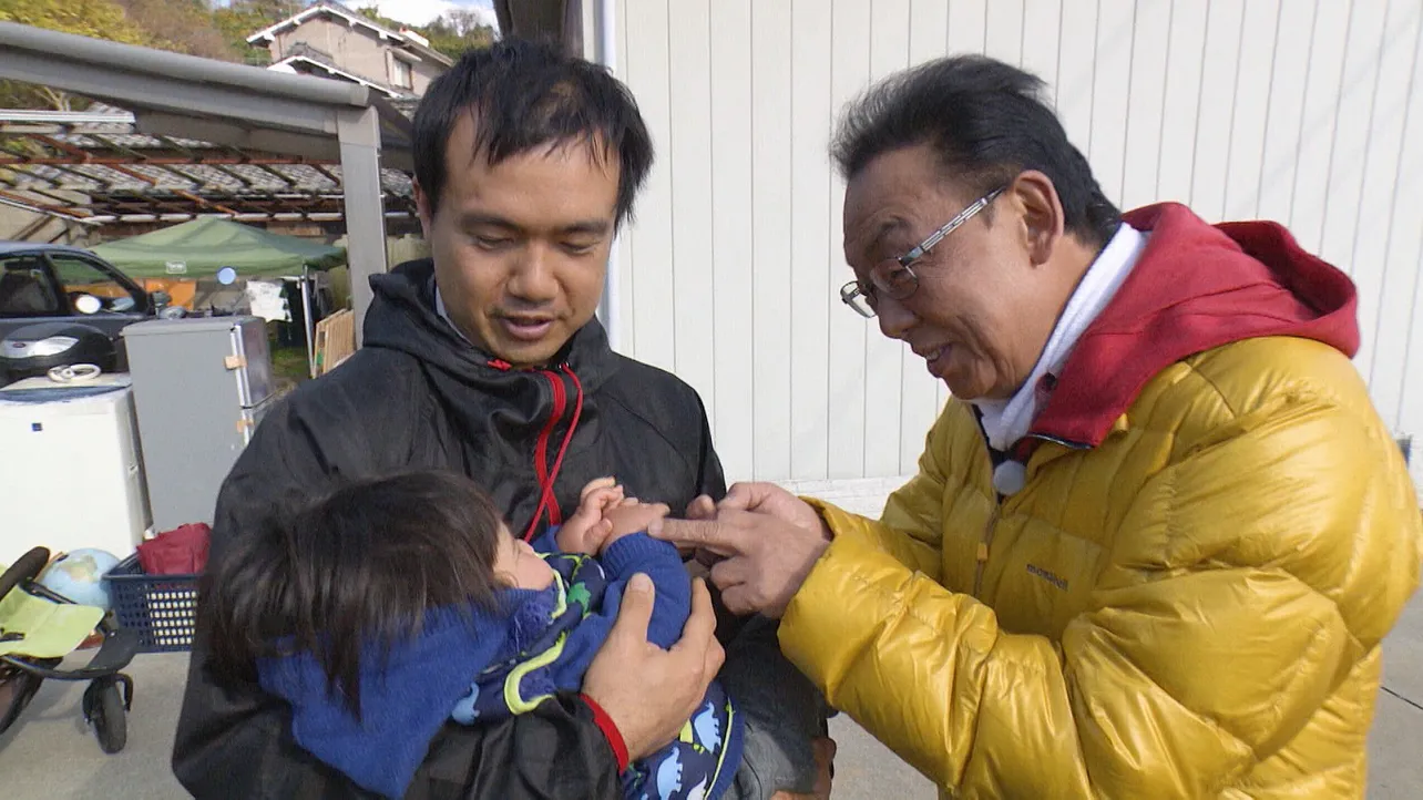 子どもと交流する梅沢富美男