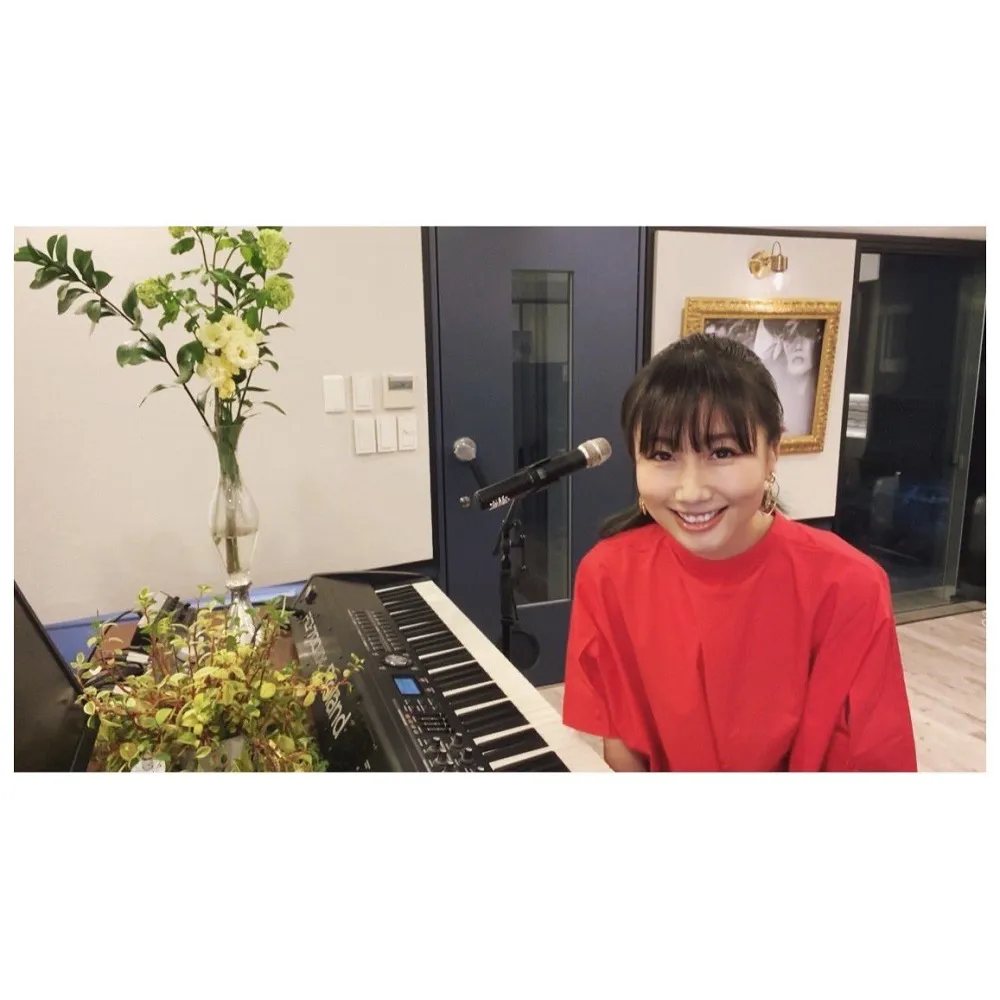 【写真を見る】「ミュージックステーション」に自宅からリモート出演、ピアノ弾き語りで「I LOVE ×××」を披露した大塚愛