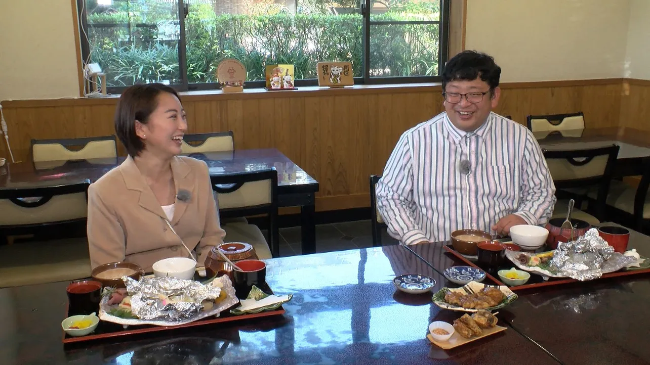 地元の人気和食店を訪れたチャンカワイと松島史奈