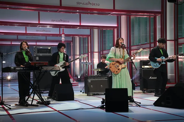 「SONGS OF TOKYO」で歌唱する緑黄色社会