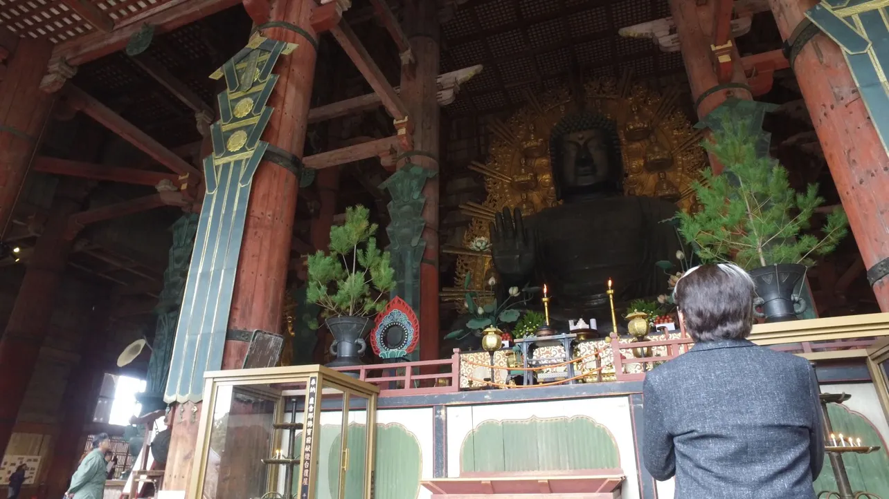 【写真を見る】奈良・東大寺を訪れた案内役の高田賢三