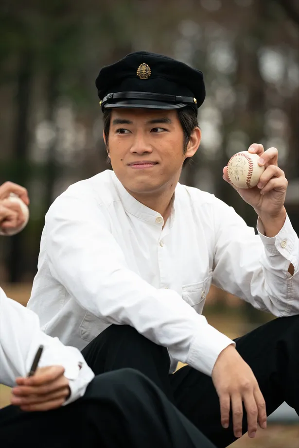 【写真を見る】回想シーンの田中(三浦貴大)。手にしたボールには「ゆくぞ甲子園」の文字…