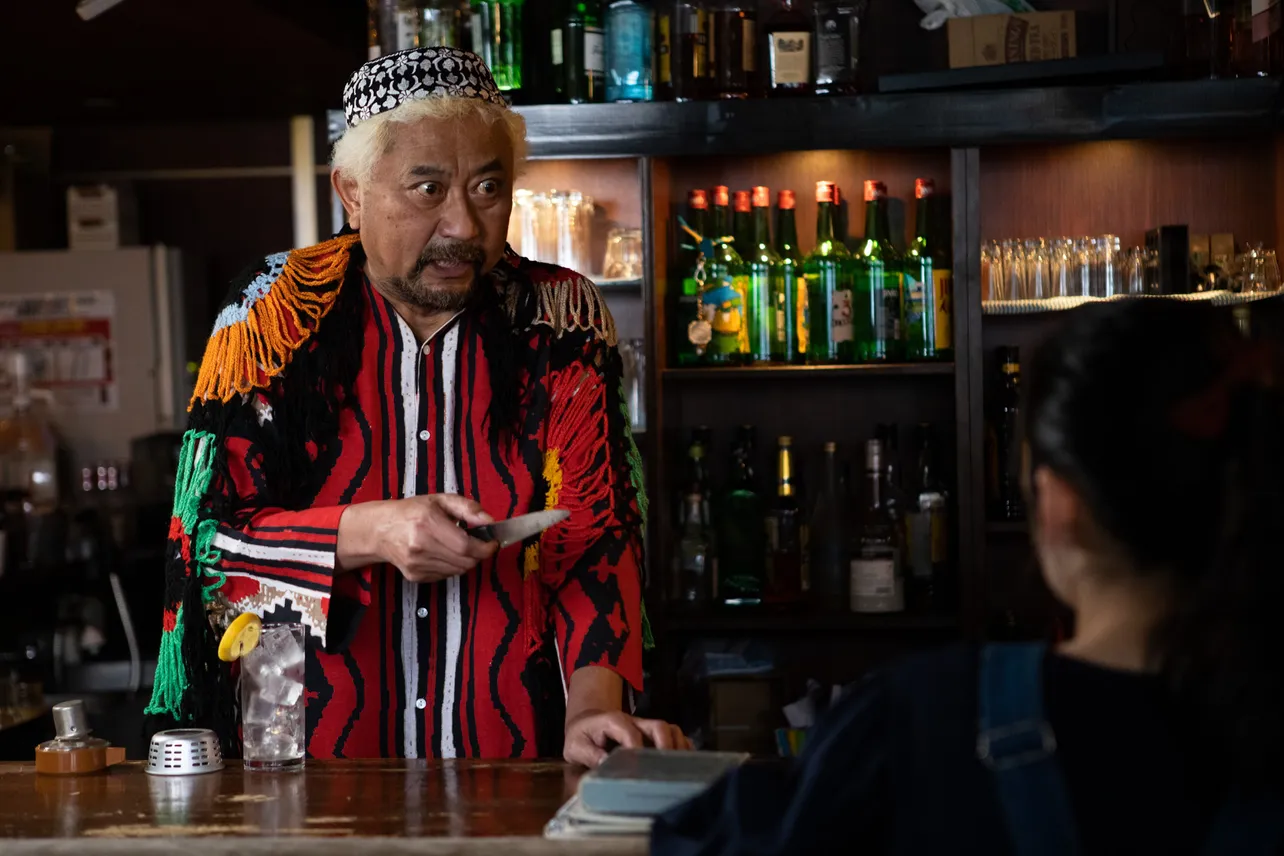 ドラマ「隕石家族」でカフェ・イスカンダル店長の古代鉄郎を演じているブラザートム