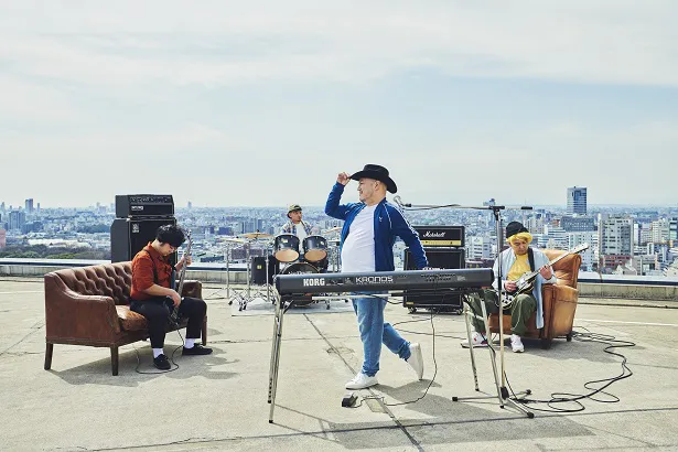 【写真を見る】青空の下で4人のザコシショウが演奏を披露