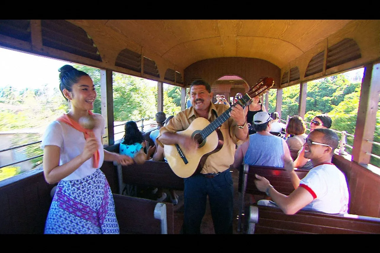 キューバで出会った機関車は生バンドの演奏が楽しめる