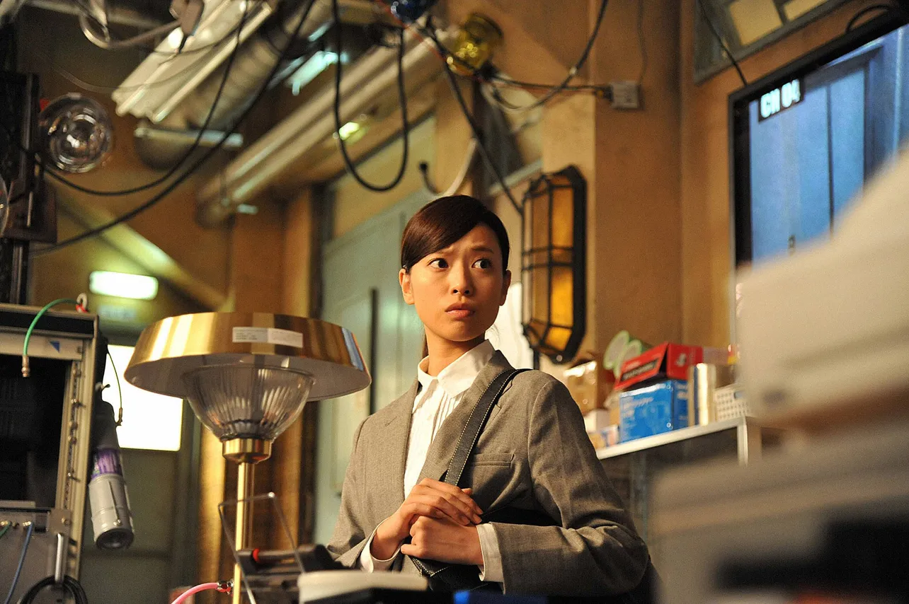 【写真を見る】スーツ姿で弁護士役を演じる戸田恵梨香