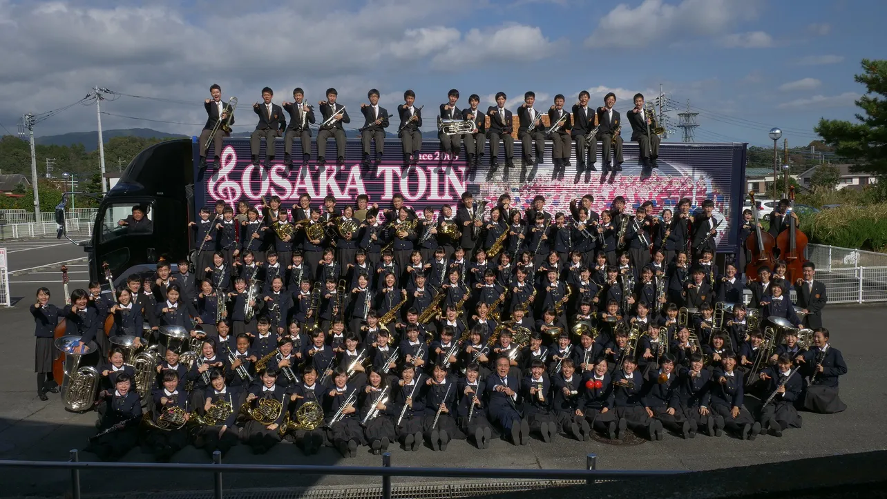 【写真を見る】リモートで天童よしみと共演した大阪桐蔭高校の吹奏楽部