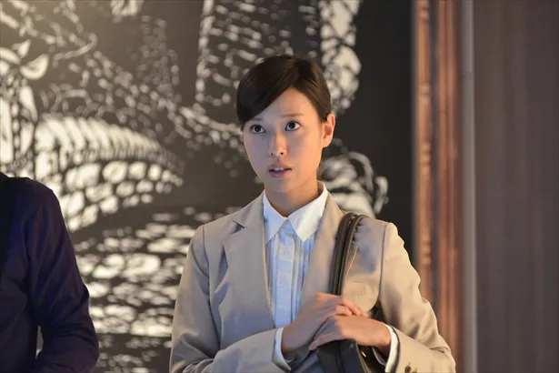 「鍵のかかった部屋」で弁護士の青砥純子を演じる戸田恵梨香