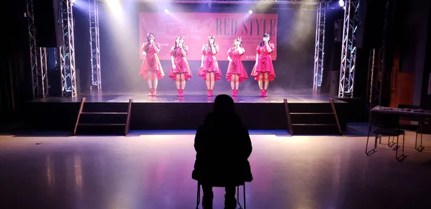 【写真をみる】コロナ禍の中、たった一人の観客のためにライブを開催する九州女子翼