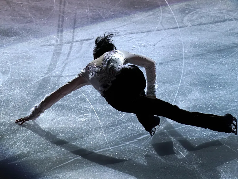【写真を見る】羽生結弦選手の氷上での戦いをたっぷりと収録