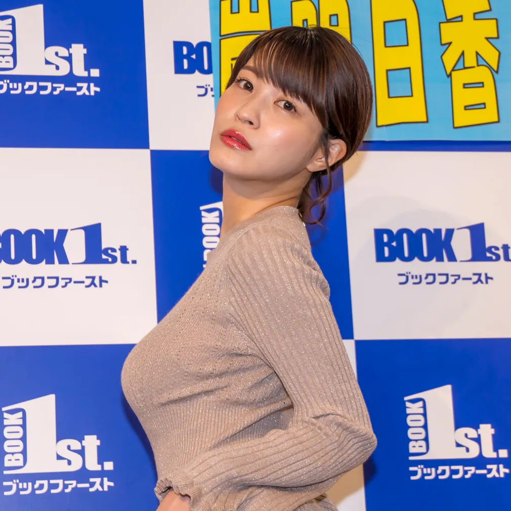 岸明日香2019年カレンダー発売イベントより