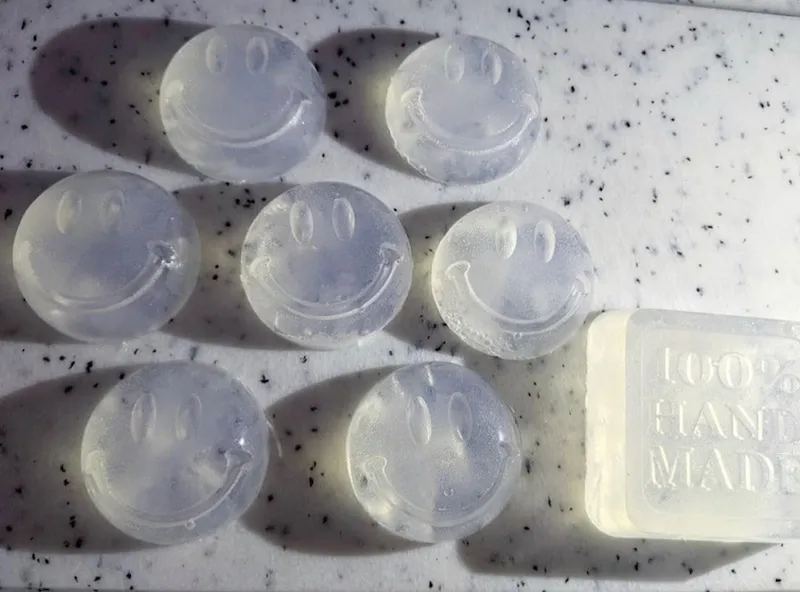 【写真を見る】高橋メアリージュンが手作りしたアロマ石鹸「笑顔になれる石鹸」