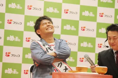 岡田は「小学生部門」のチャンピオンと対戦の結果、16粒しか載せられず悔しがるが「ゲーム感覚で、（箸の持ち方とかを）学べるのがイイですね」と絶賛