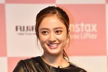 谷まりあ、美デコルテまぶしい“透け感”ホワイトコーデに「素敵すぎる」「胸元が…!」絶賛の声