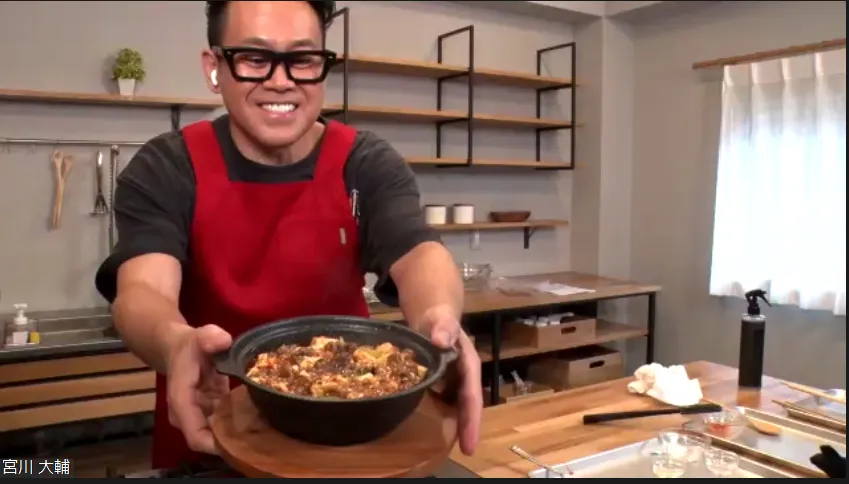 マーボー豆腐の完成に歓喜の雄叫びを上げる宮川大輔