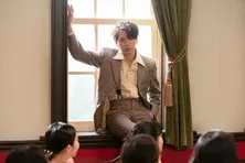 山崎育三郎“久志”の高速ウインクが話題!華丸も興味津々「今もウインクってする?」<エール>