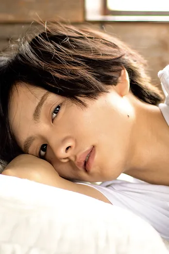 「ジオウ」の“美少年すぎる”板垣李光人、1st写真集から市原隼人撮影の等身大カットを公開