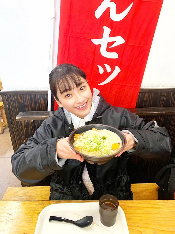 【写真を見る】“きっちょううどん”を前に笑顔をみせる平祐奈が「可愛い！」と話題に！