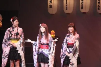戦国鍋TVに出演中の浅井三姉妹は「アザイズム」と「アザイドロップ」の2曲を披露