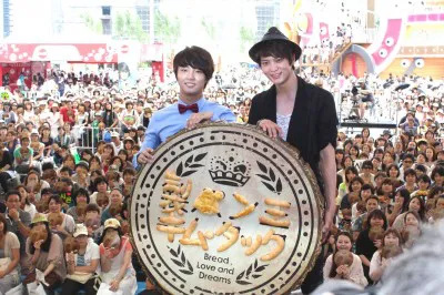 「製パン王　キム・タック」のスペシャルイベントに登場したユン・シユン（写真左）とチュウォン（写真右）