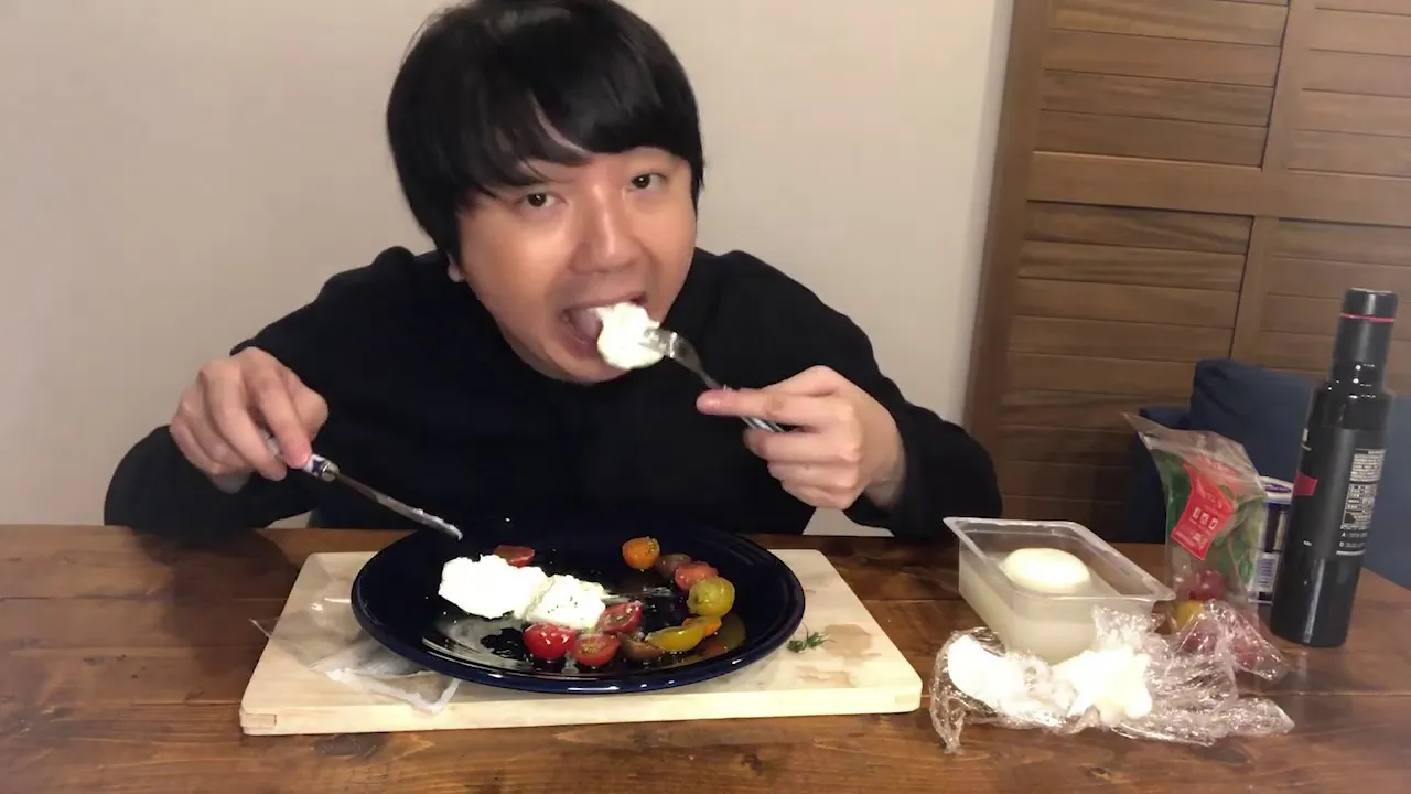相田がただチーズを食べる動画